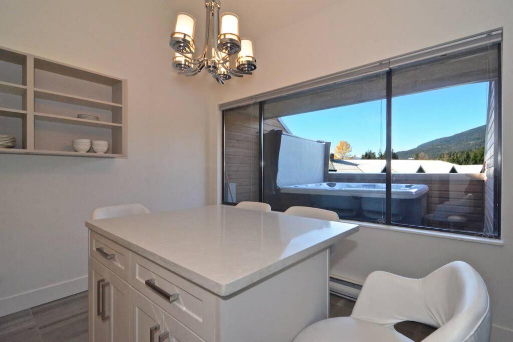 Hearthstone Lodge Loft, Village Centre, Private Hot Tub, Sleeps 6 Whistler Exterior photo